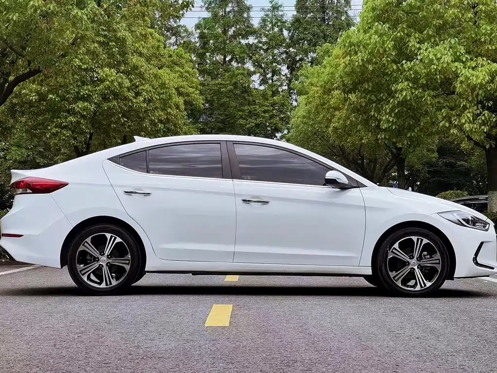 Hyundai Elantra — фото 4