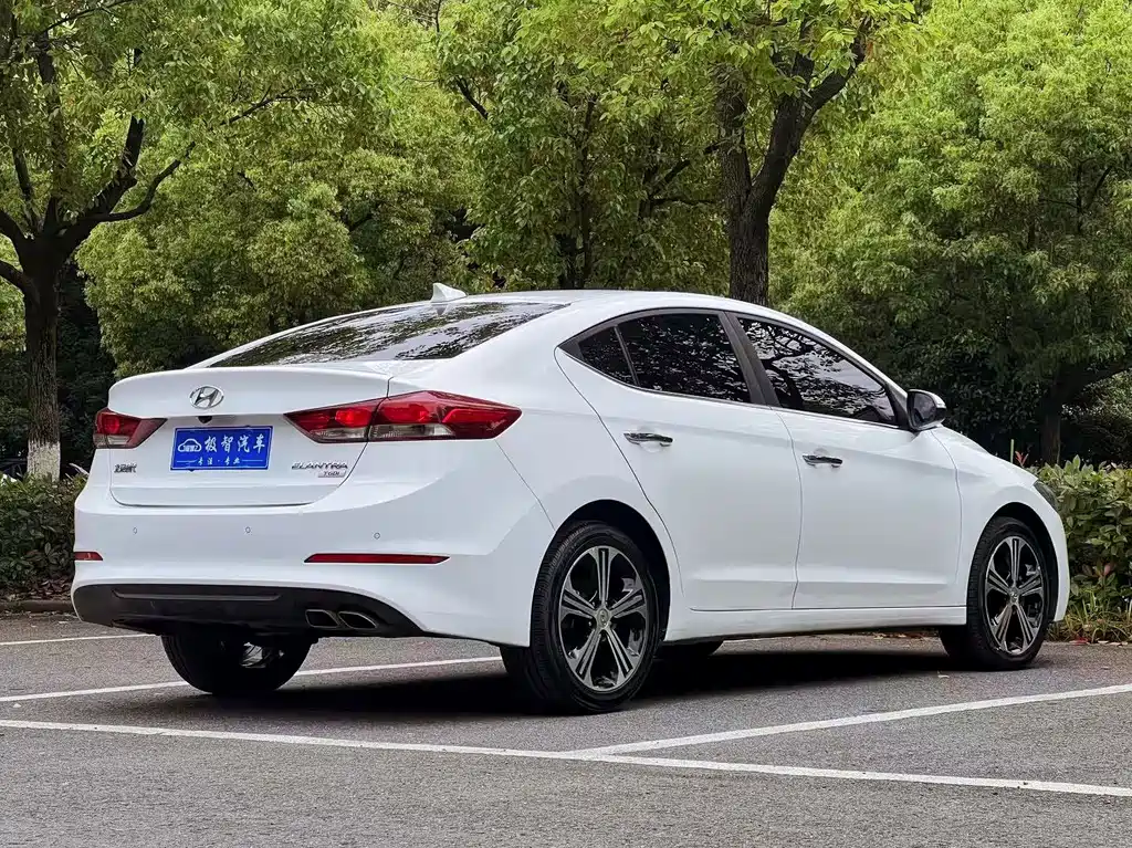 Hyundai Elantra — фото 5