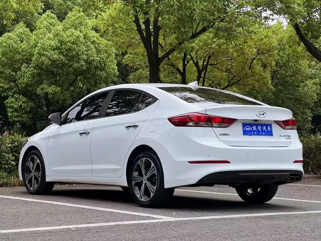 Hyundai Elantra — фото 7
