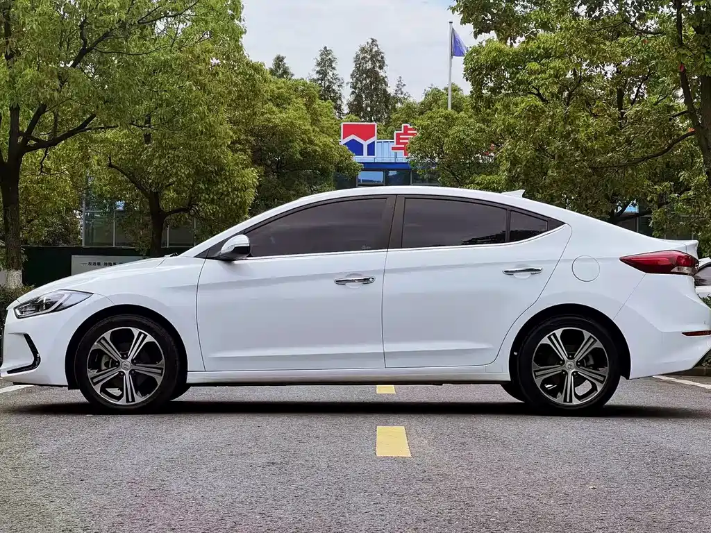 Hyundai Elantra — фото 8