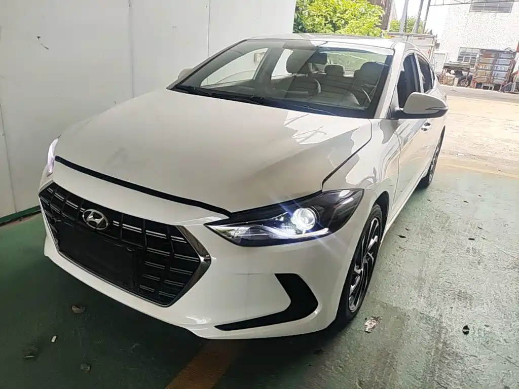 Hyundai Elantra — фото 2