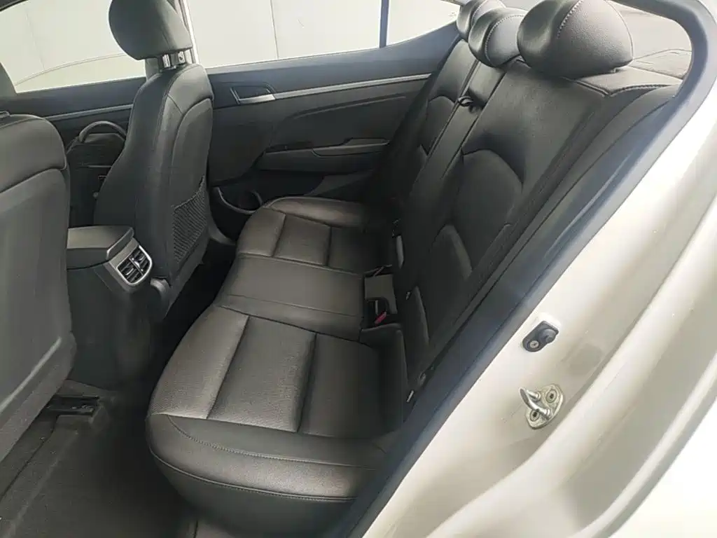 Hyundai Elantra — фото 17