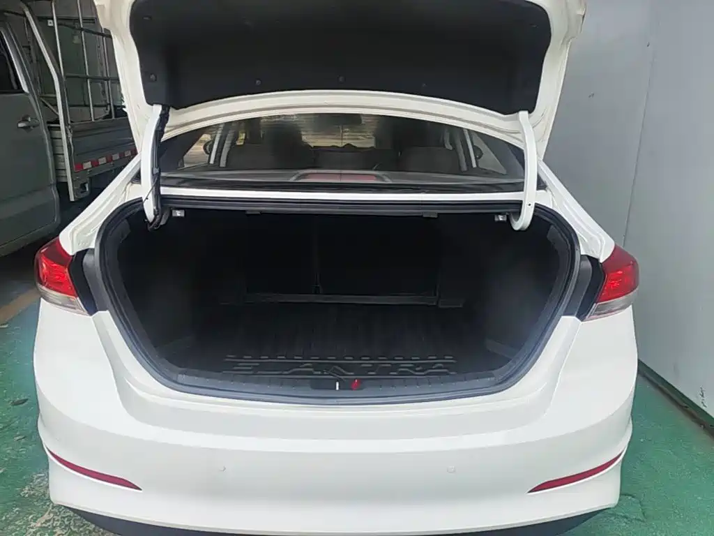 Hyundai Elantra — фото 19