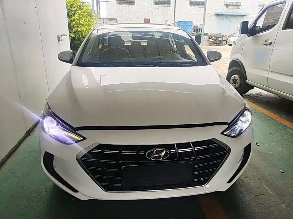 Hyundai Elantra — фото 3