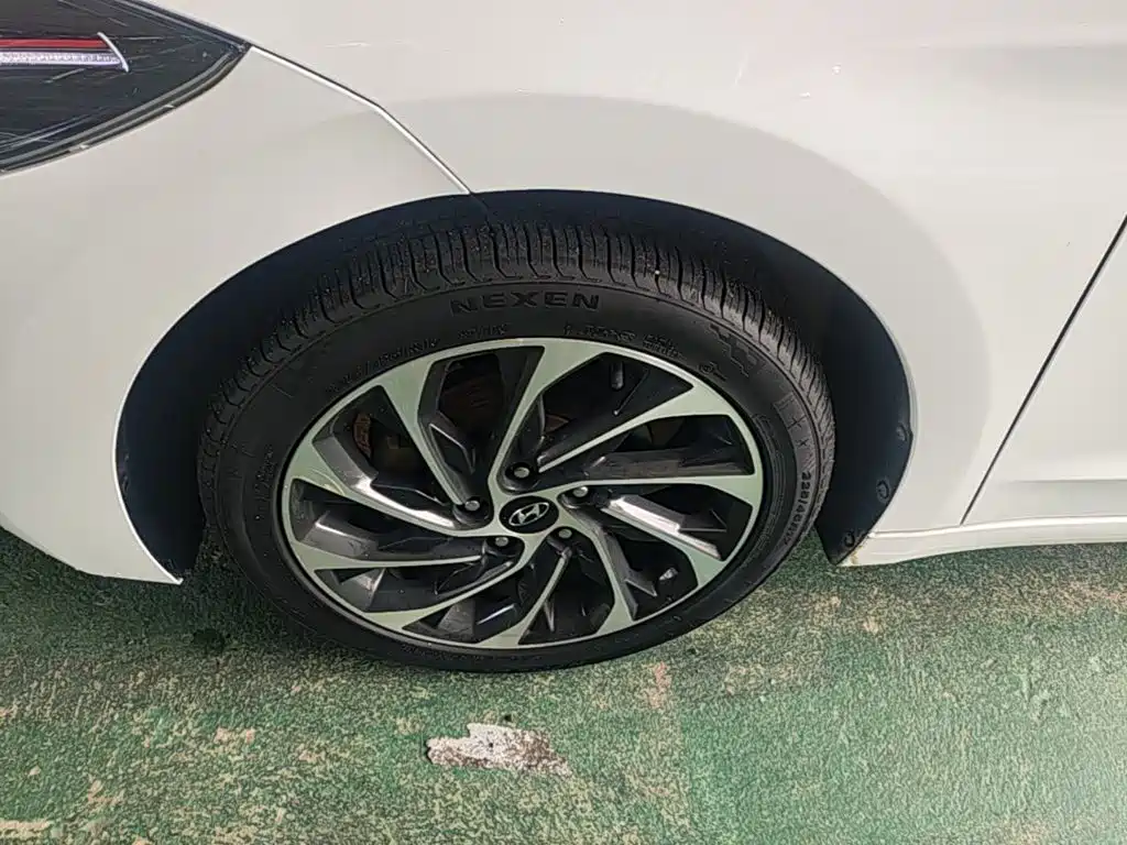 Hyundai Elantra — фото 23