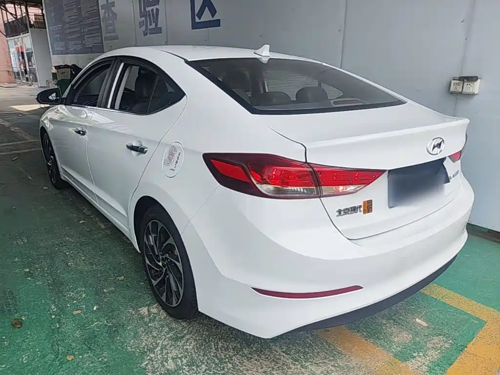 Hyundai Elantra — фото 5