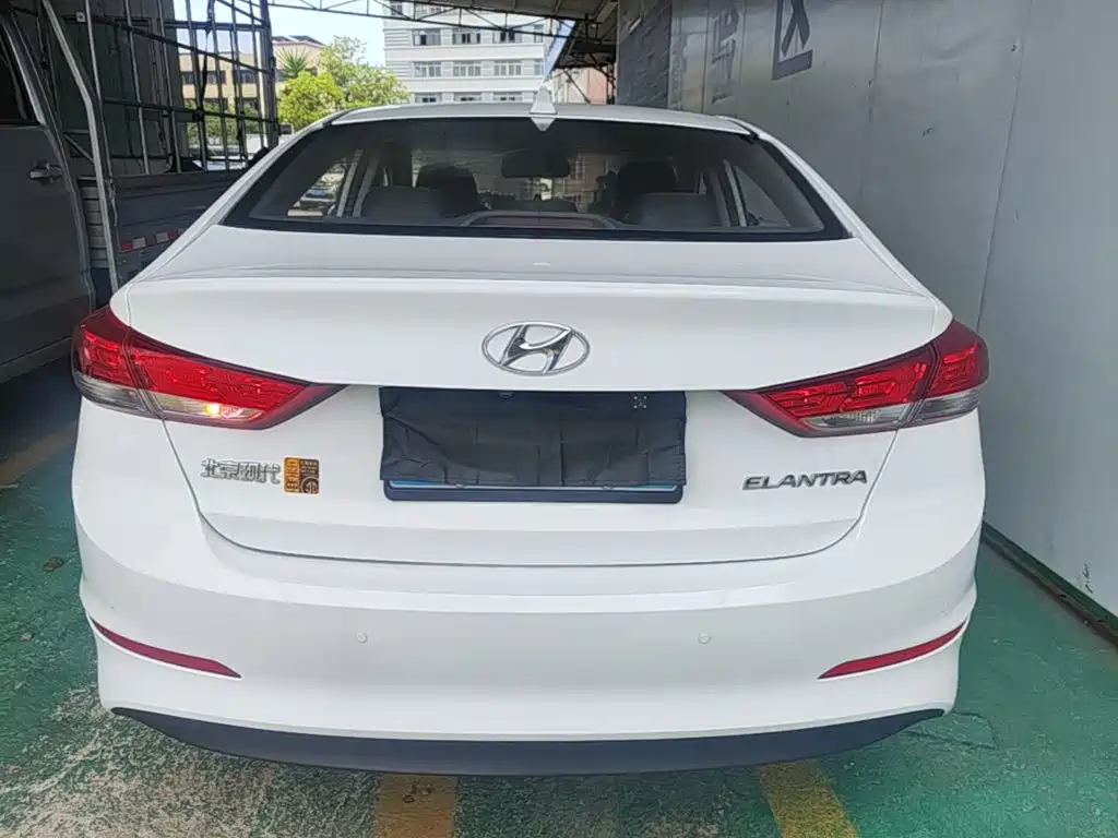Hyundai Elantra — фото 6