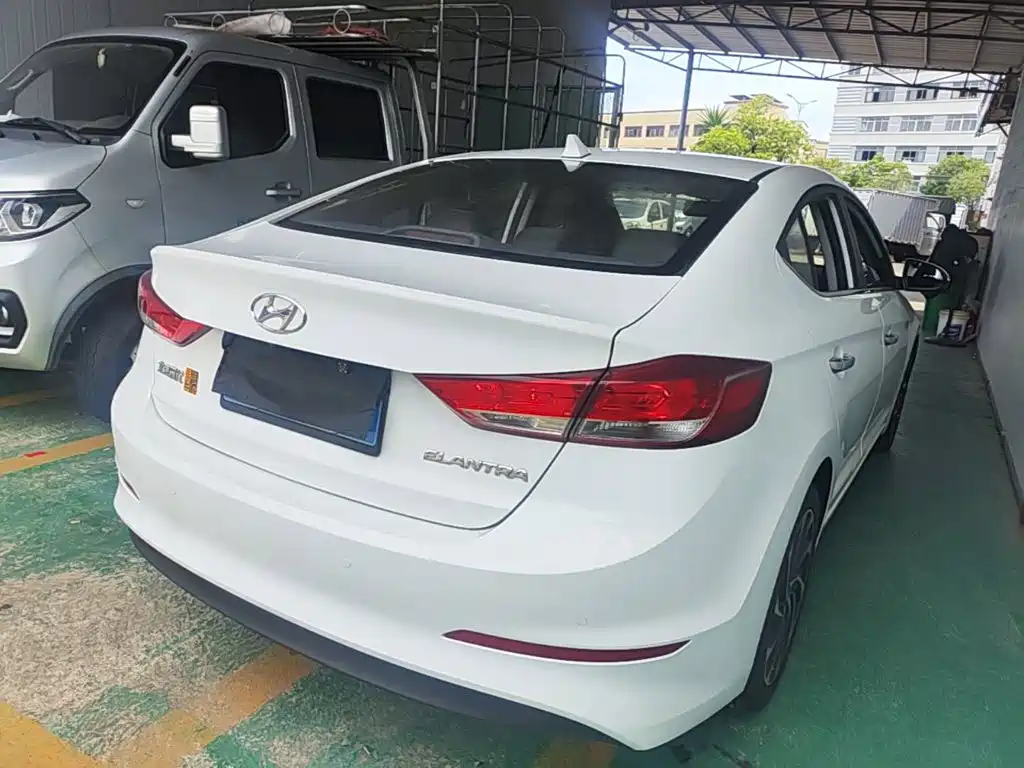 Hyundai Elantra — фото 7