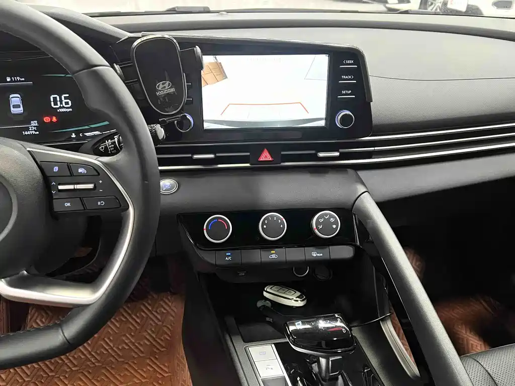 Hyundai Elantra — фото 11
