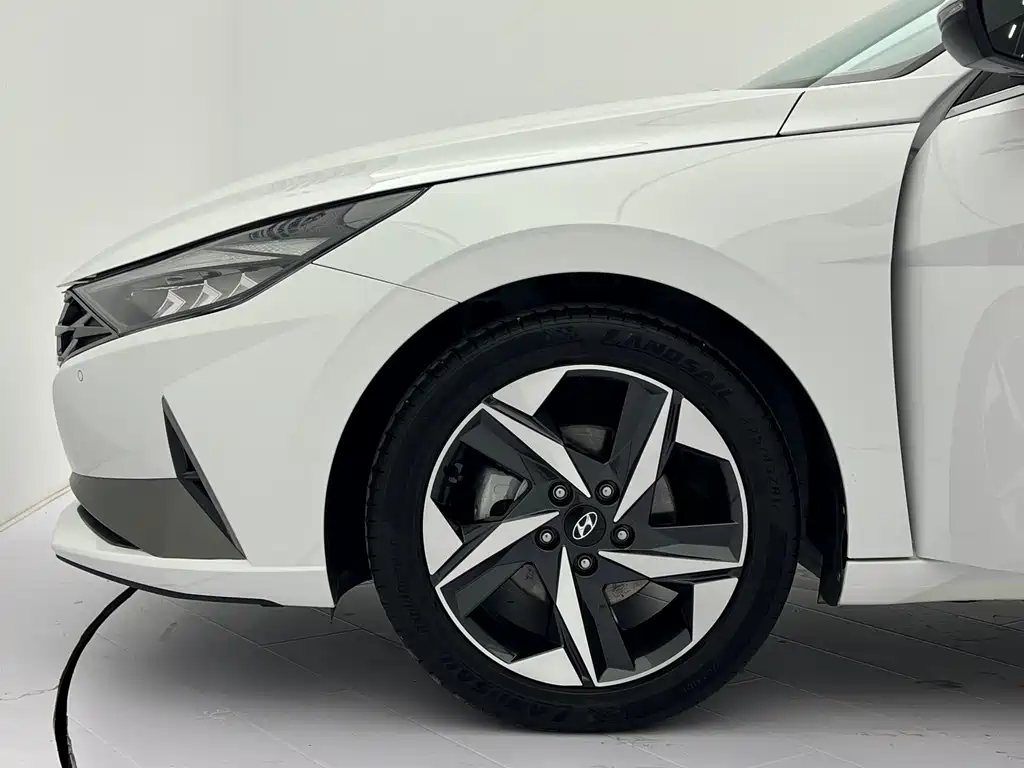 Hyundai Elantra — фото 22