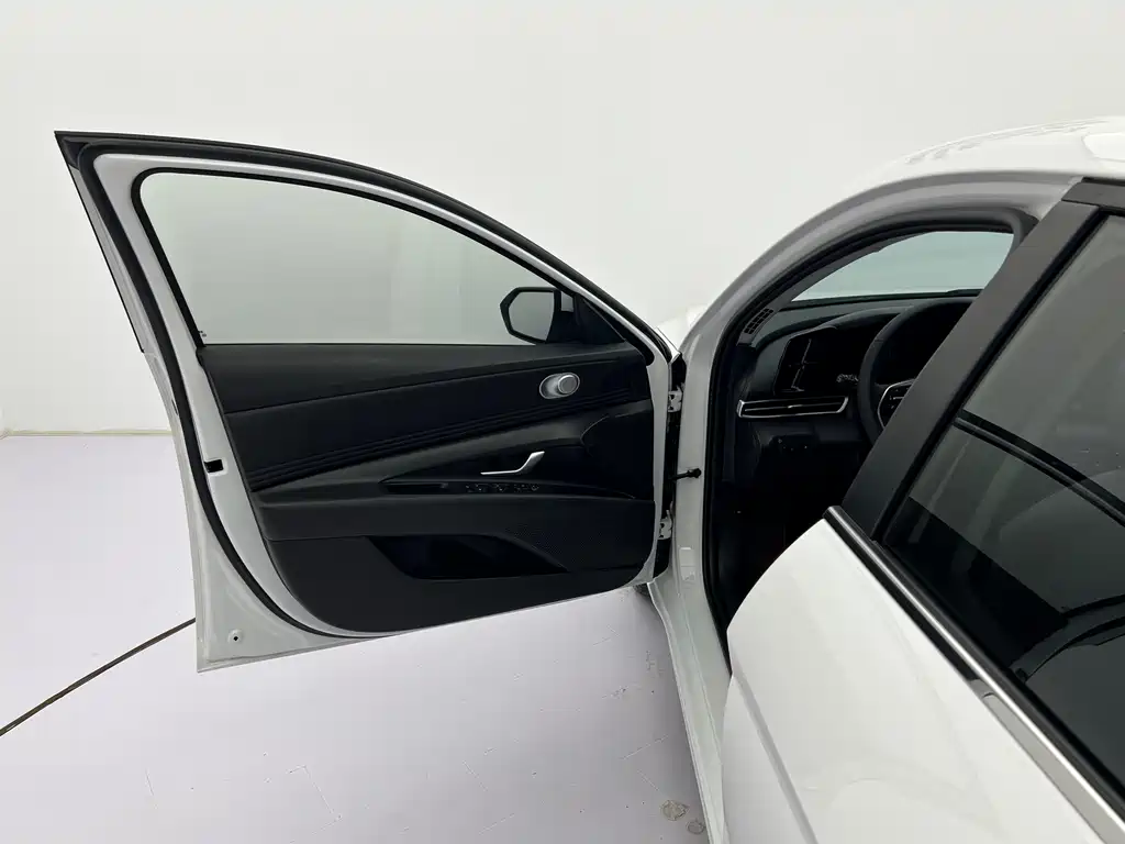 Hyundai Elantra — фото 23