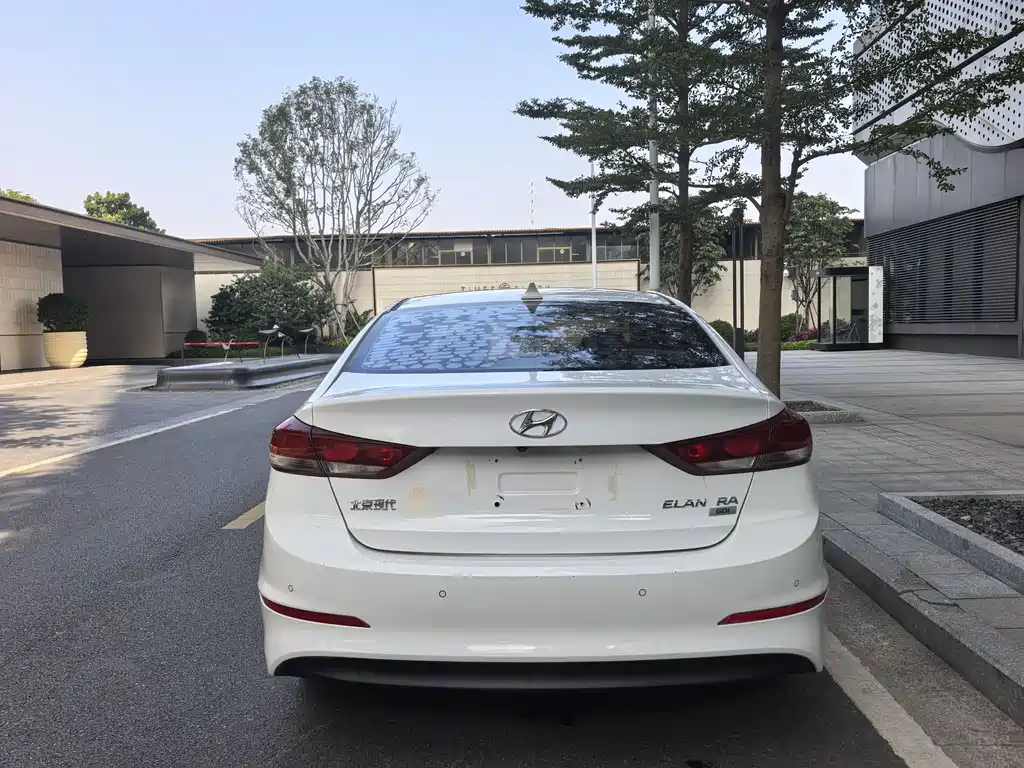 Hyundai Elantra — фото 2
