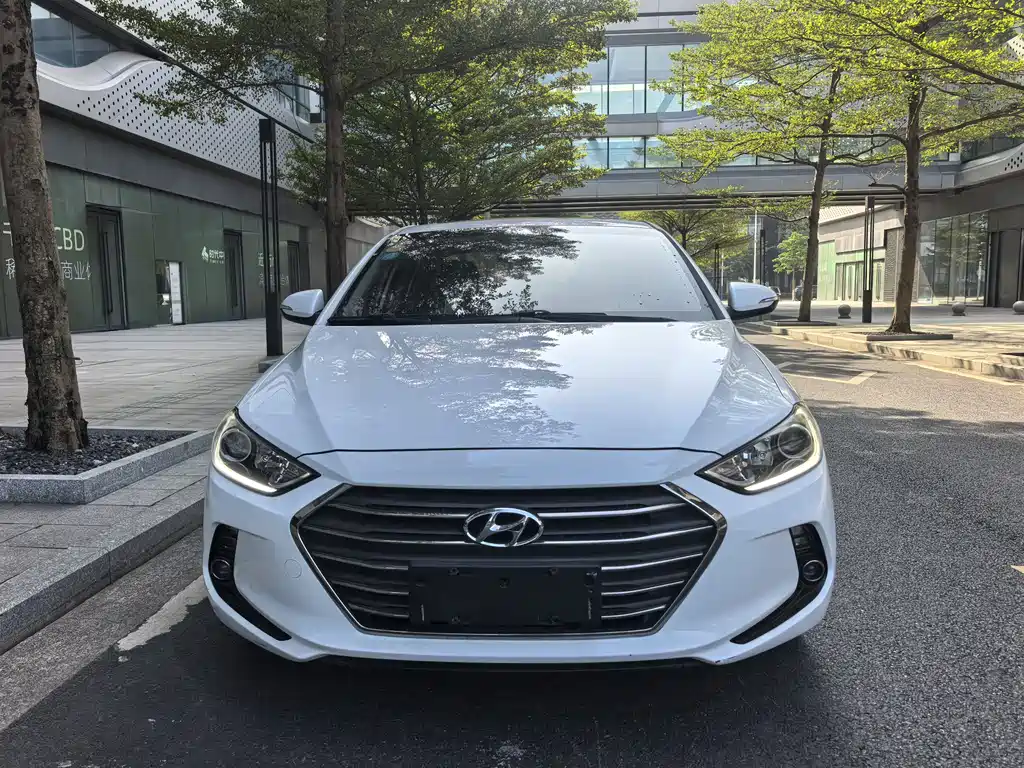 Hyundai Elantra — фото 3