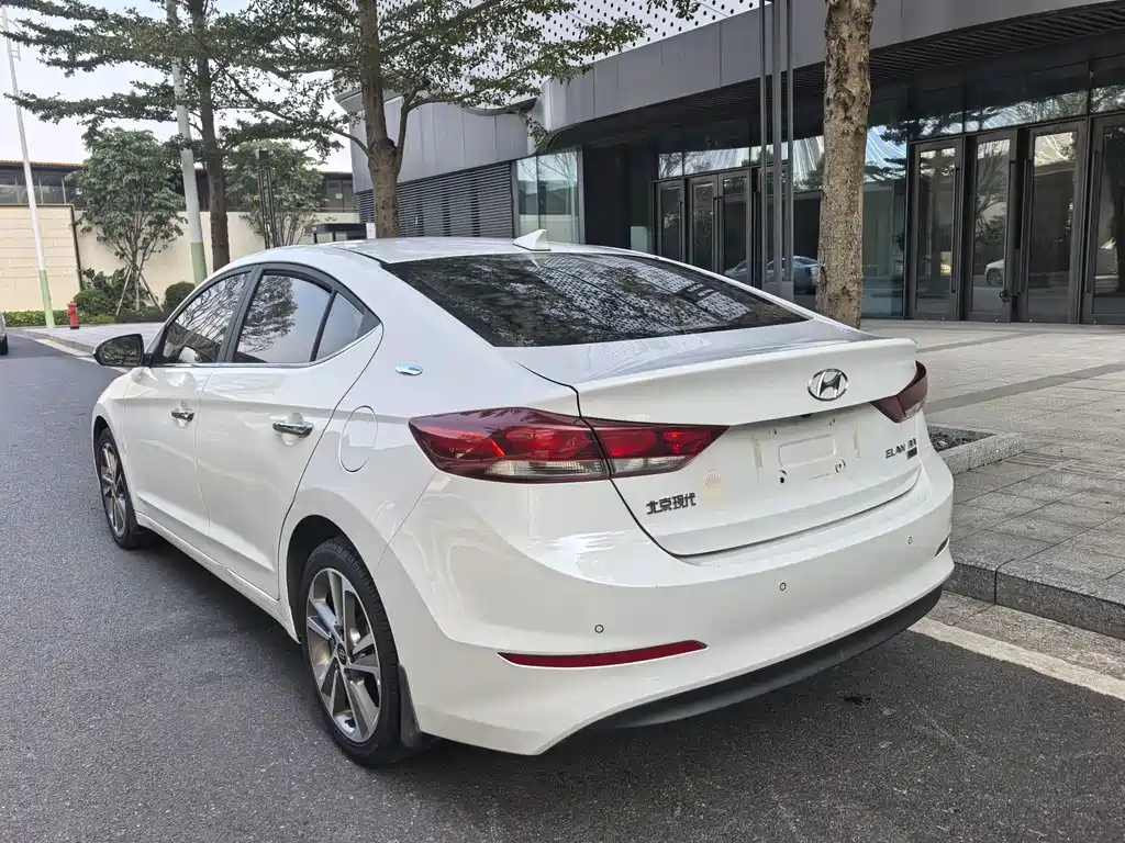 Hyundai Elantra — фото 5