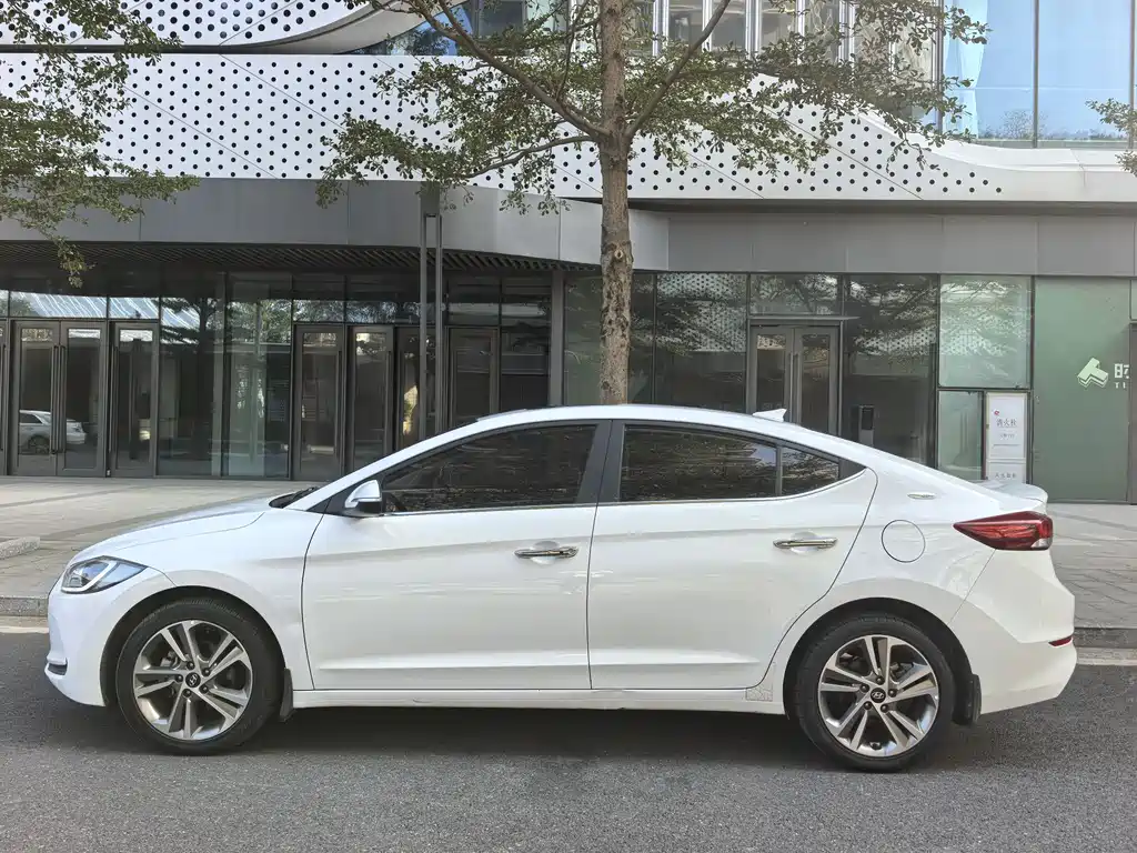 Hyundai Elantra — фото 6