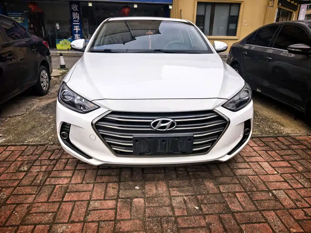 Hyundai Elantra — фото 2