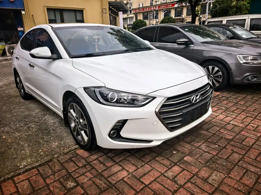 Hyundai Elantra — фото 3