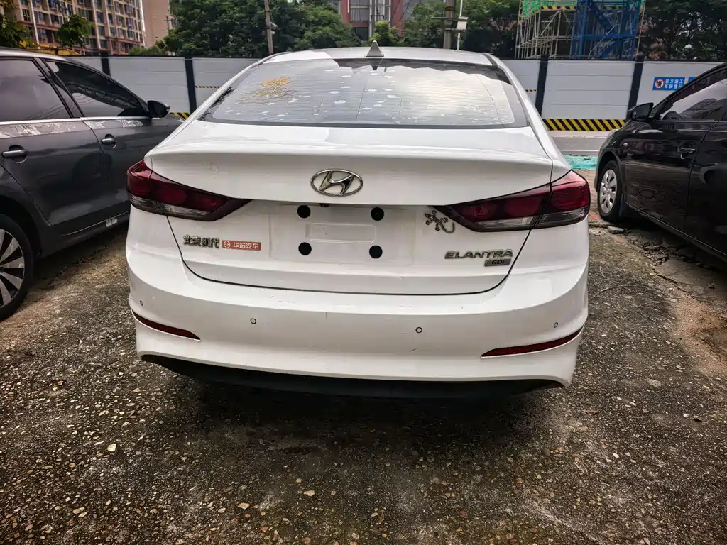 Hyundai Elantra — фото 7