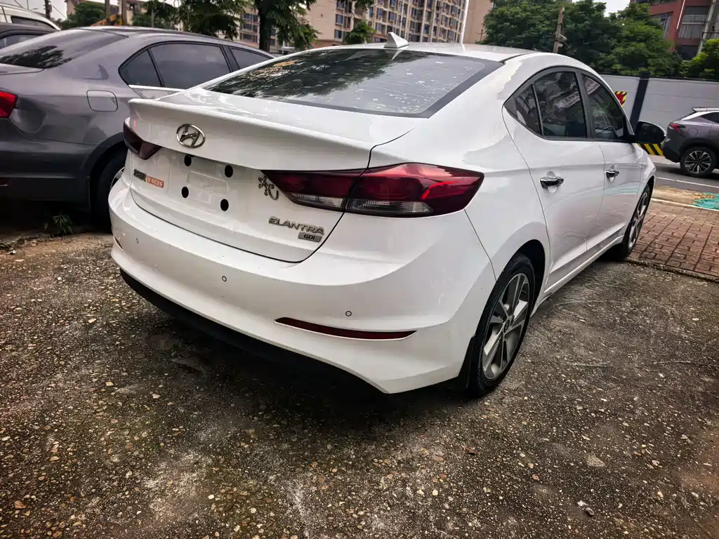 Hyundai Elantra — фото 9