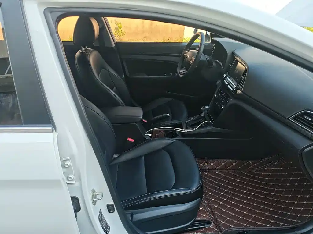 Hyundai Elantra — фото 20