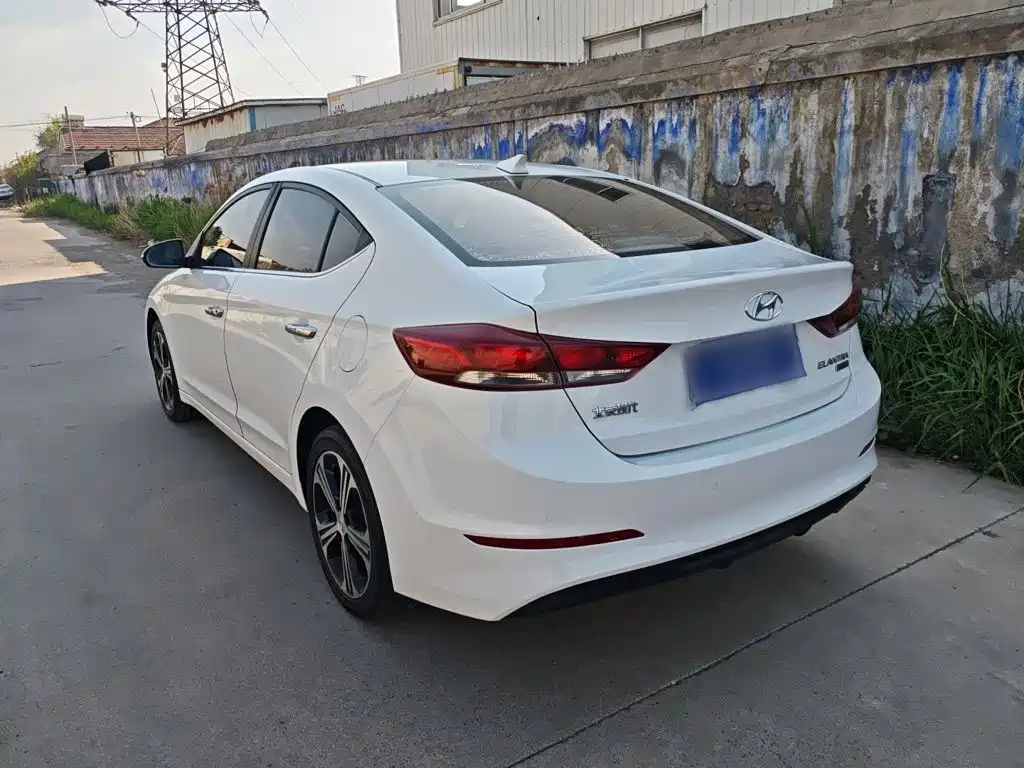 Hyundai Elantra — фото 23