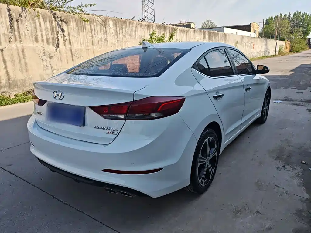 Hyundai Elantra — фото 5