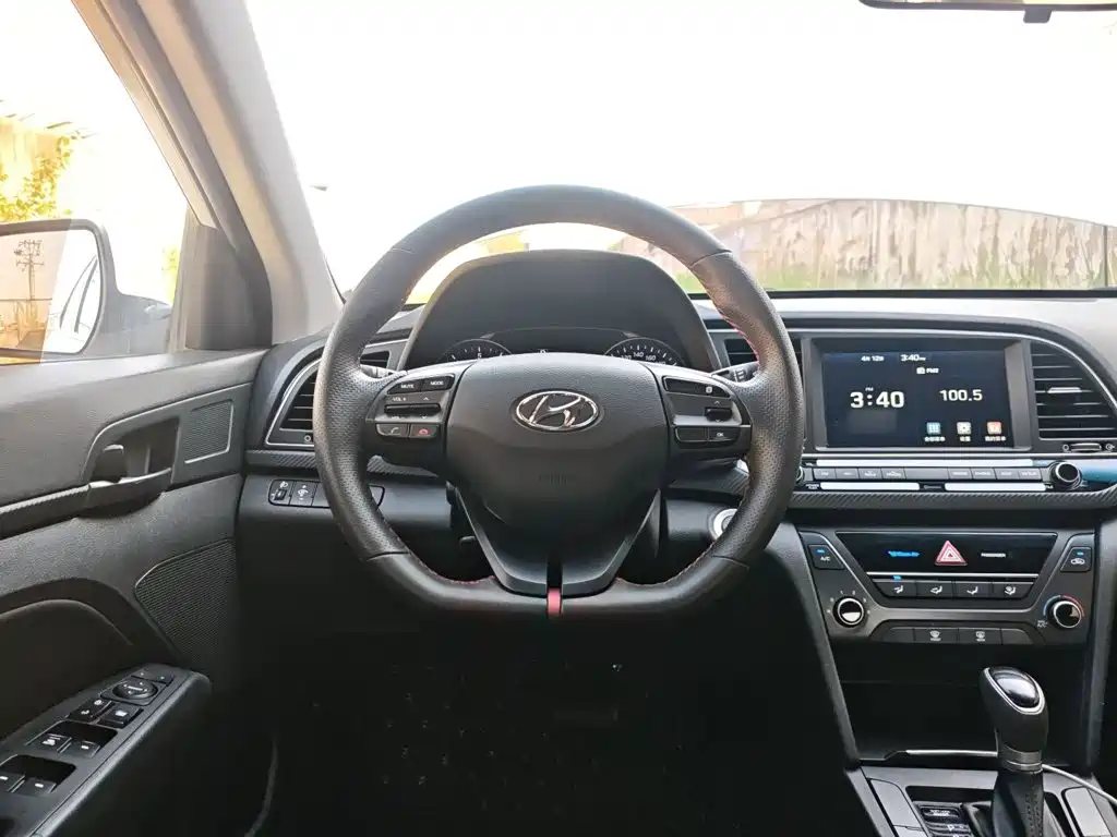 Hyundai Elantra — фото 7