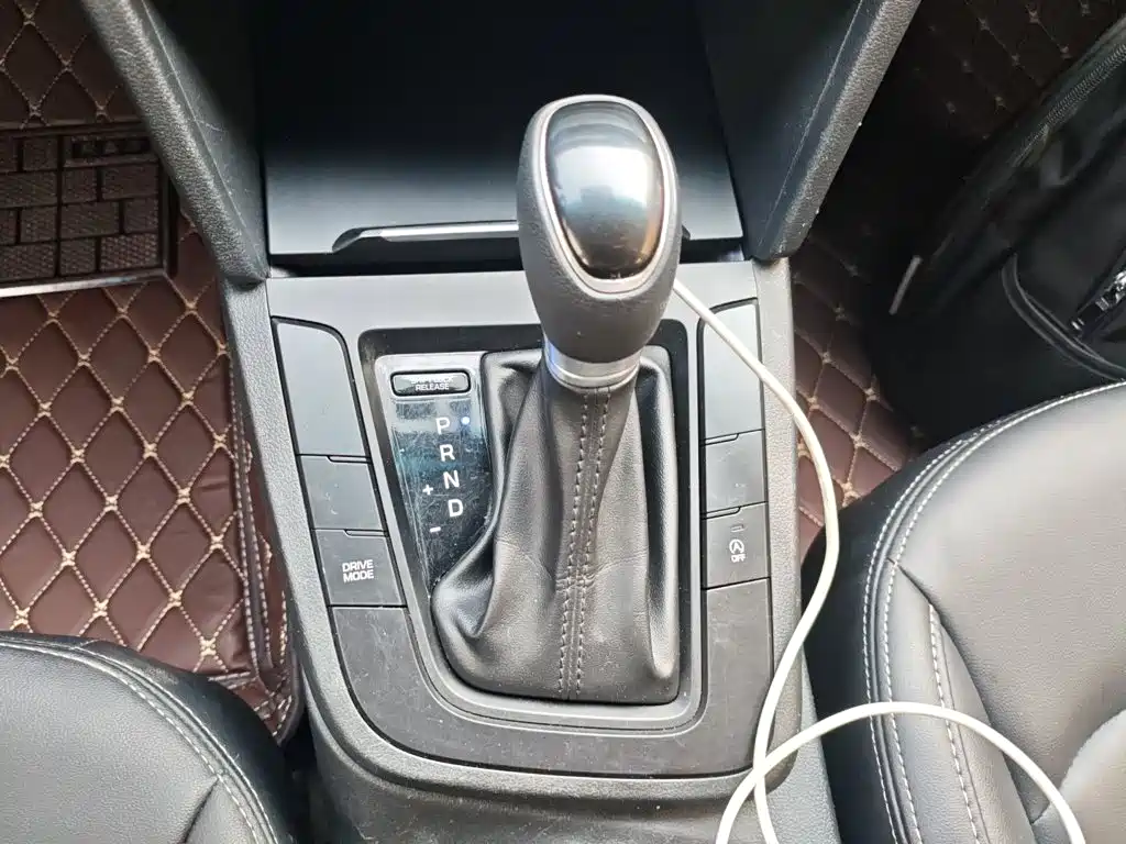 Hyundai Elantra — фото 10
