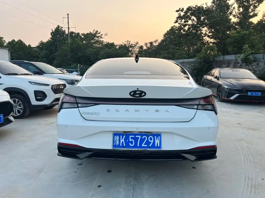 Hyundai Elantra — фото 5