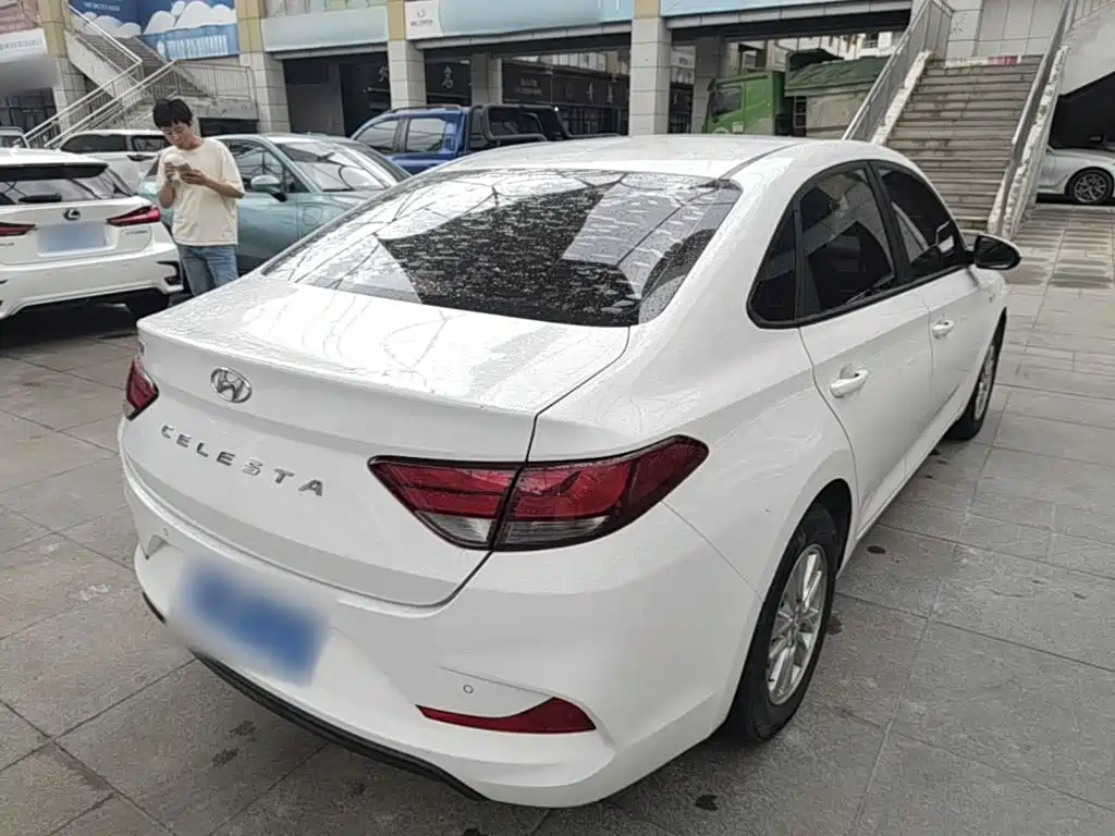 Hyundai Elantra — фото 7