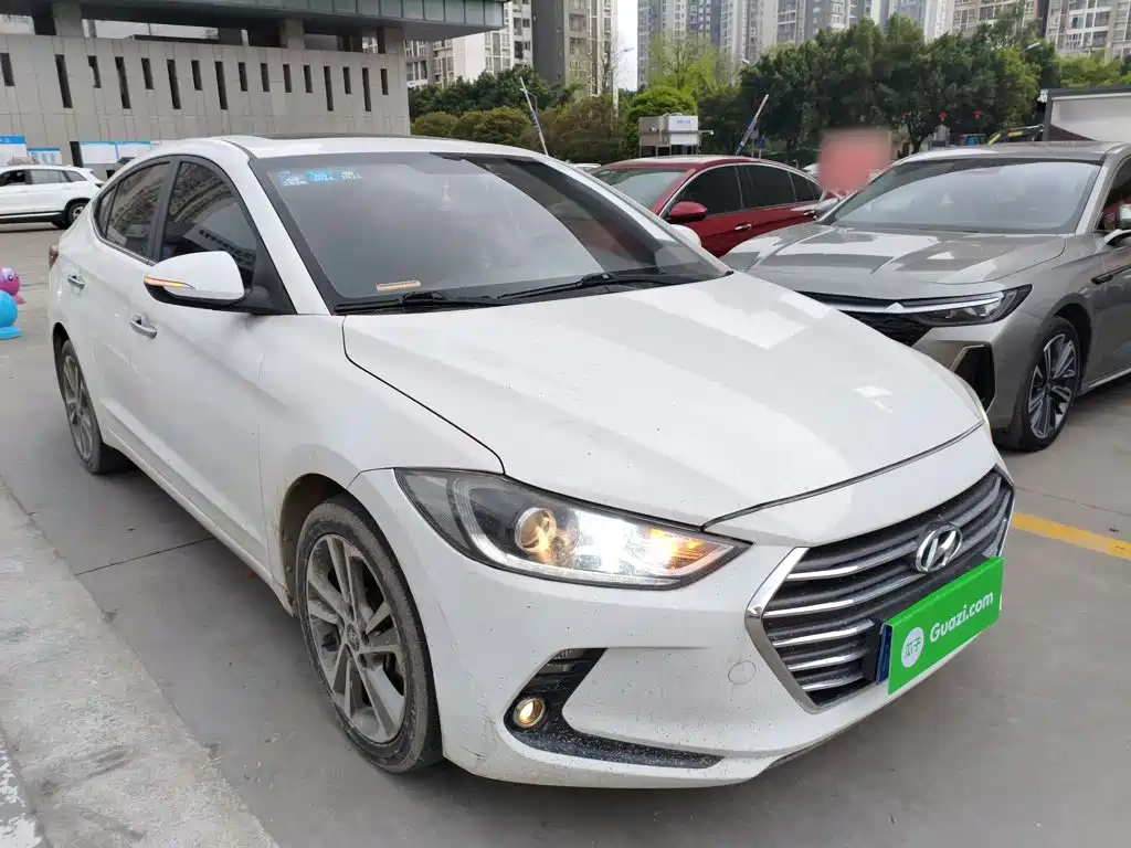 Hyundai Elantra — фото 4