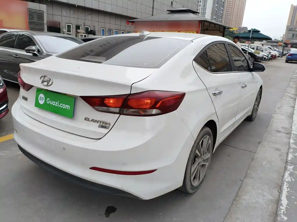 Hyundai Elantra — фото 7
