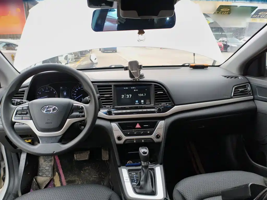 Hyundai Elantra — фото 10