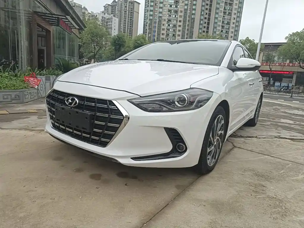 Hyundai Elantra — фото 2