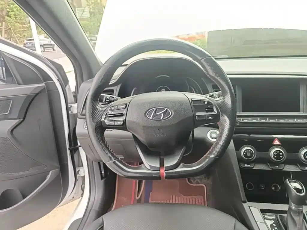Hyundai Elantra — фото 11
