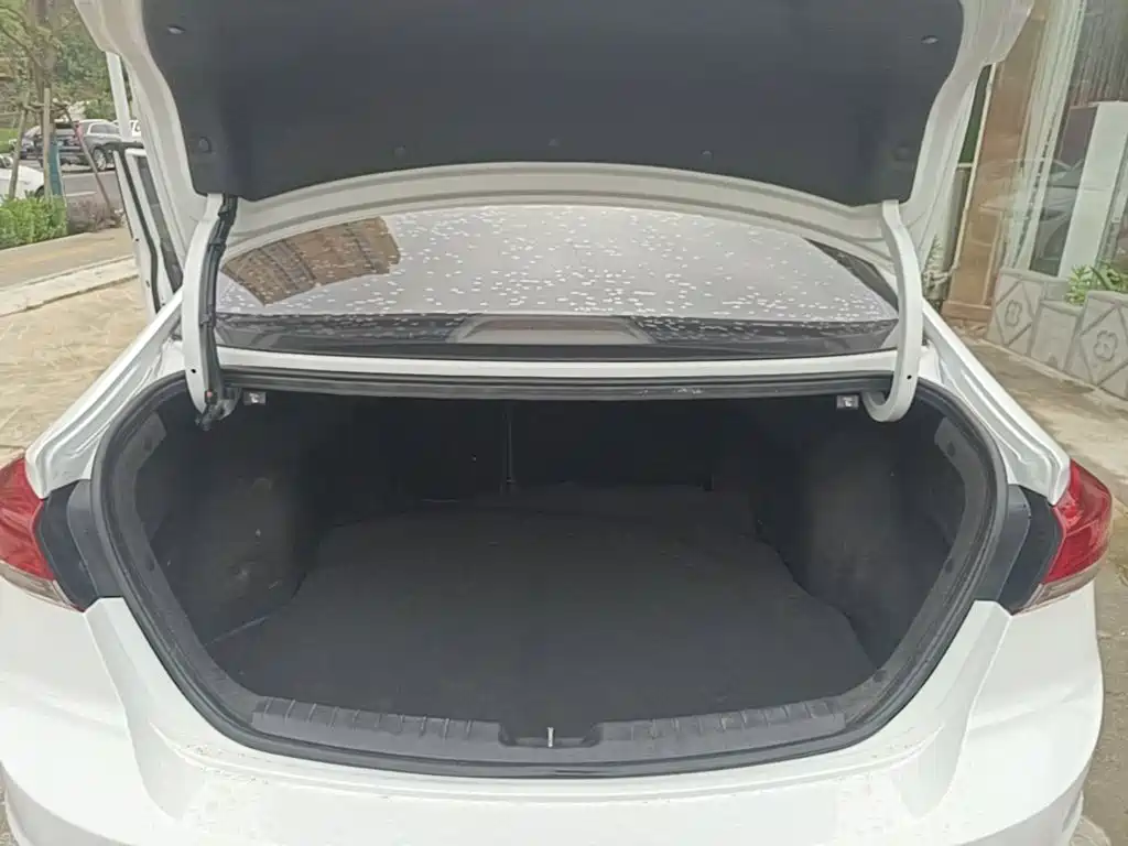 Hyundai Elantra — фото 19