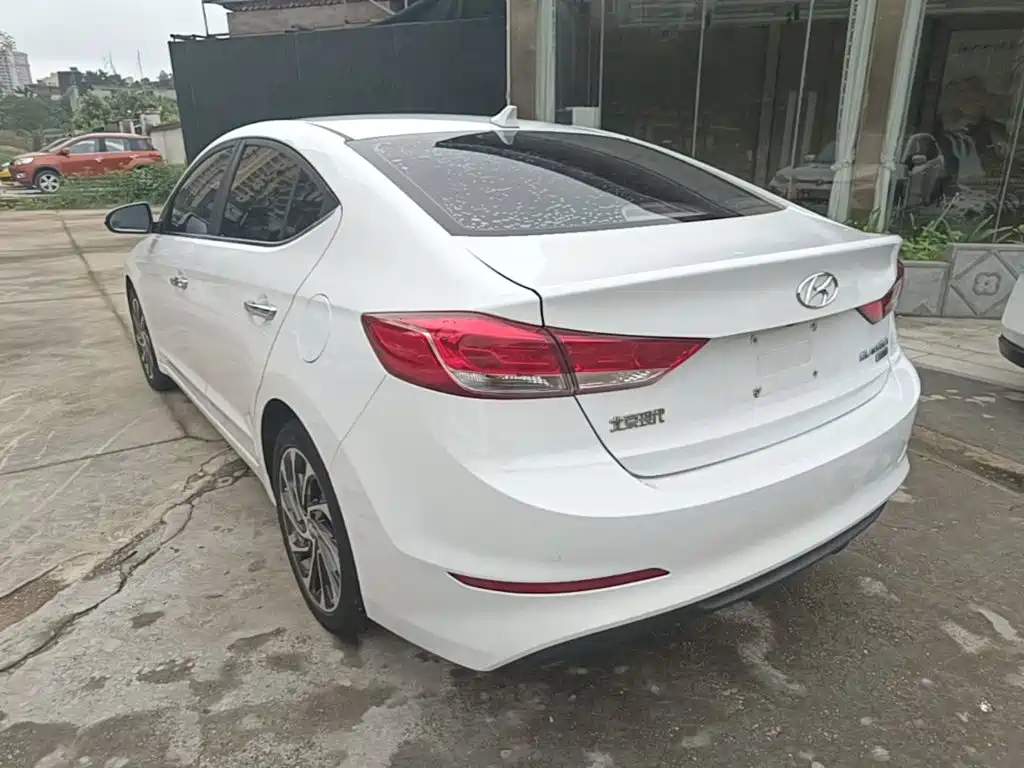 Hyundai Elantra — фото 5