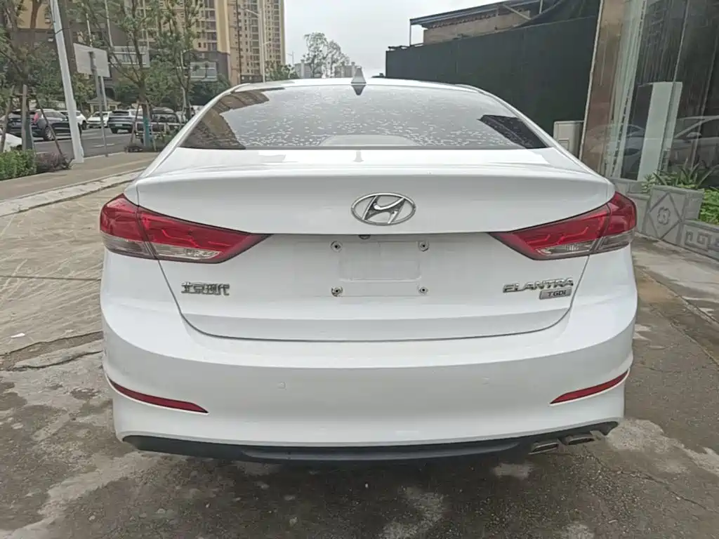 Hyundai Elantra — фото 6