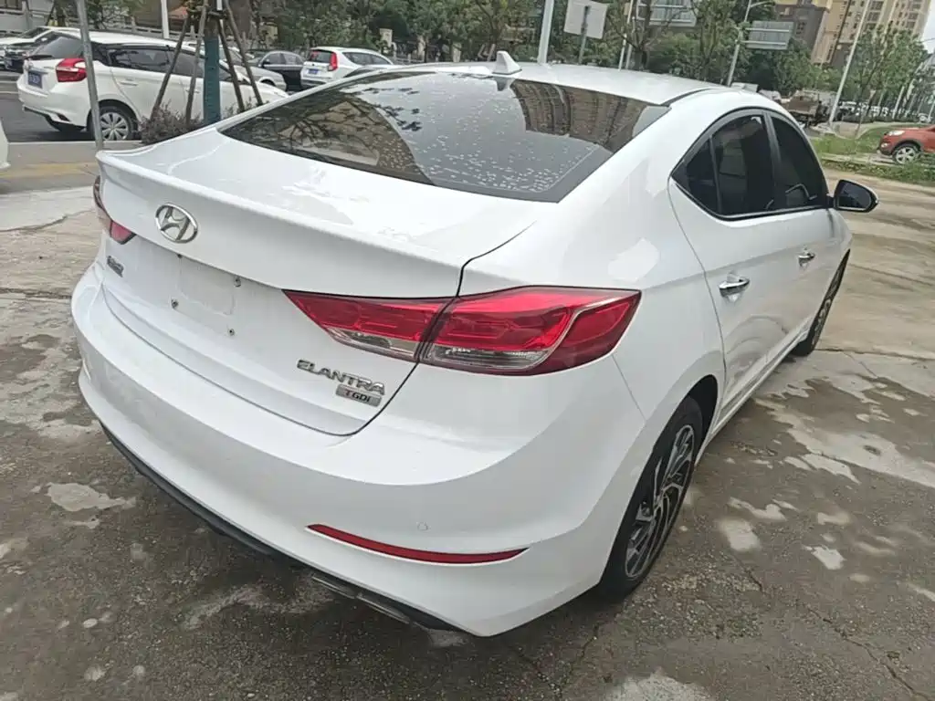 Hyundai Elantra — фото 7