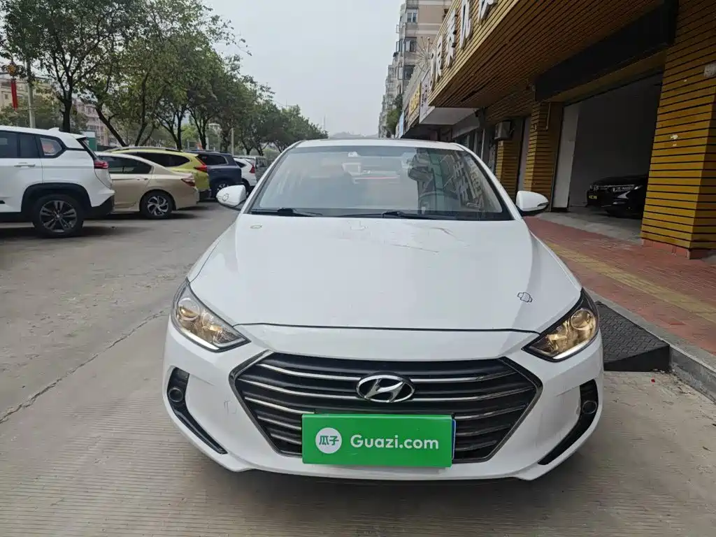 Hyundai Elantra — фото 3