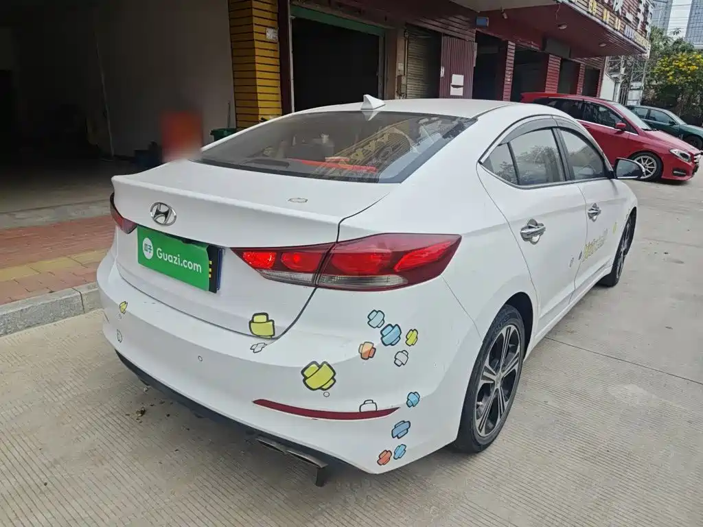 Hyundai Elantra — фото 5