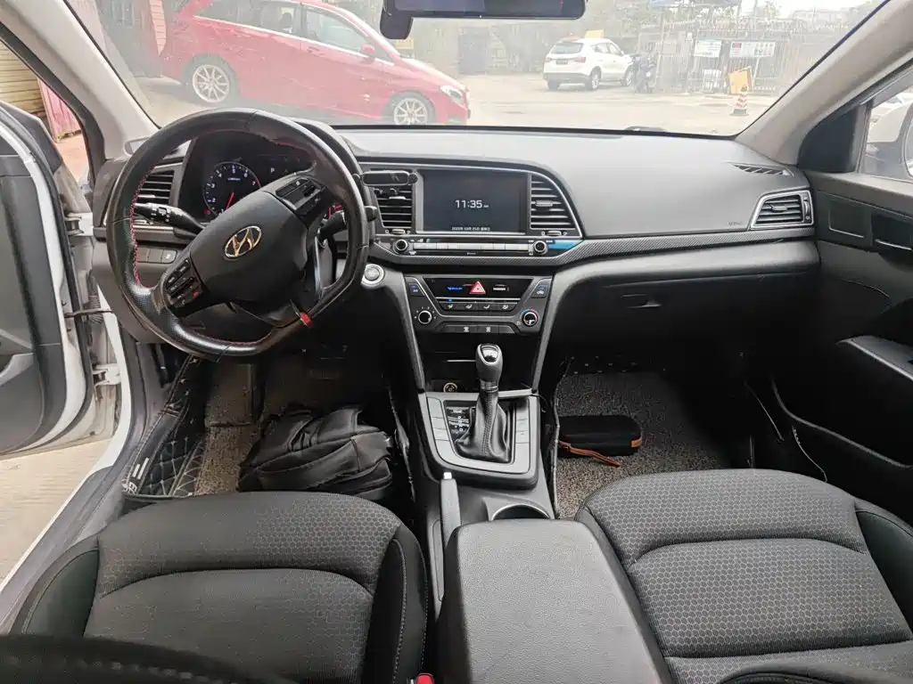 Hyundai Elantra — фото 6