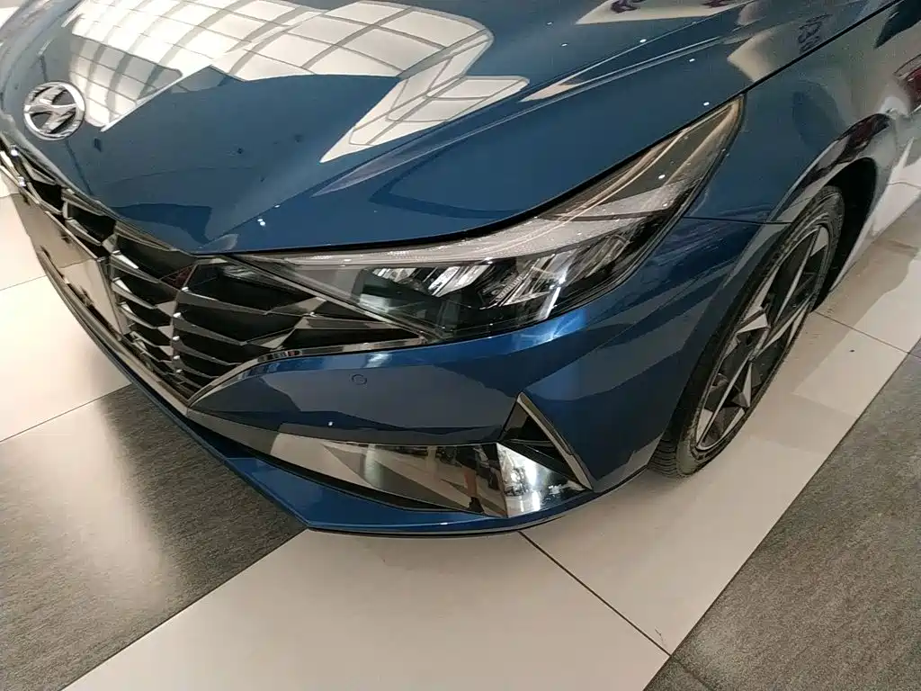 Hyundai Elantra — фото 18