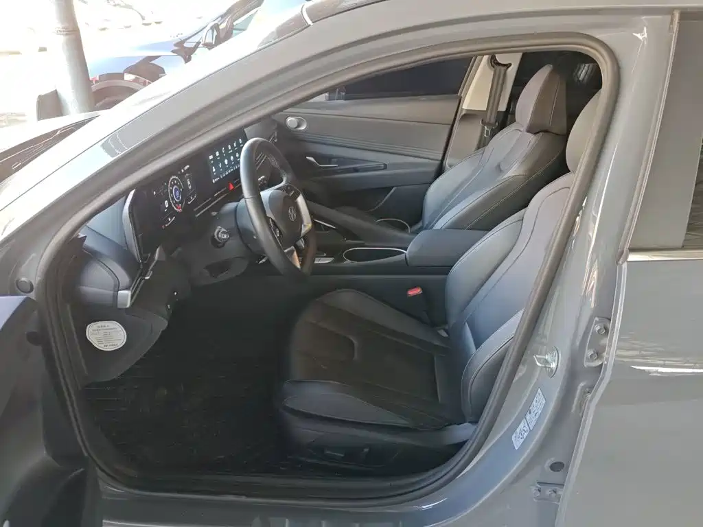 Hyundai Elantra — фото 15
