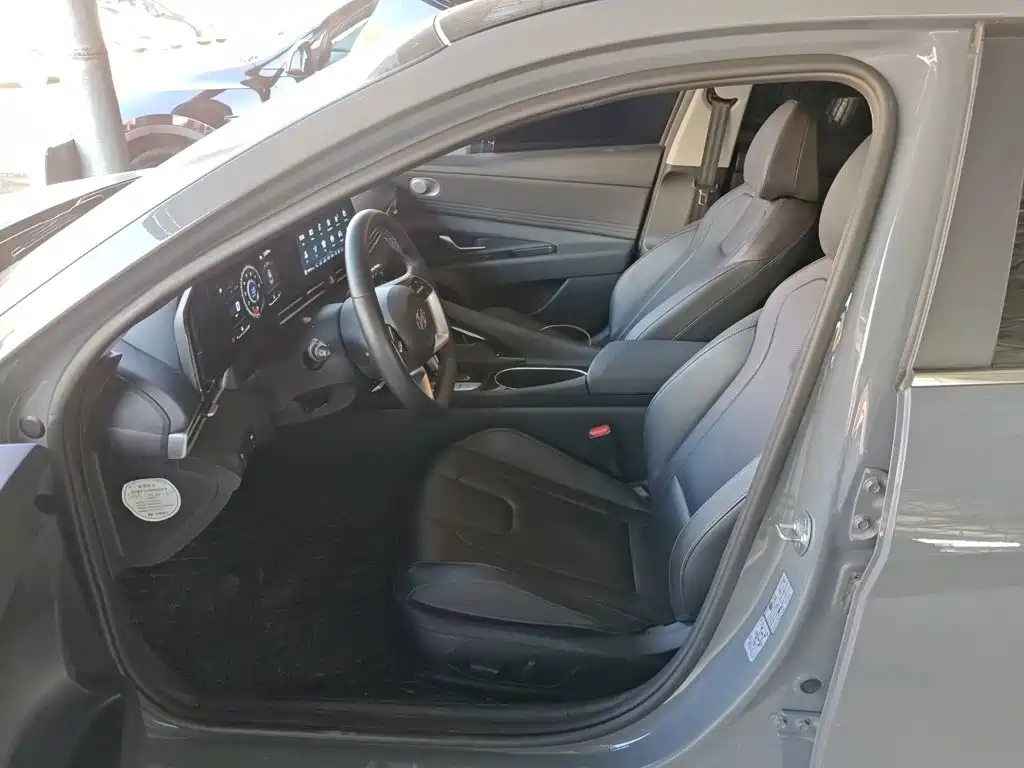 Hyundai Elantra — фото 16