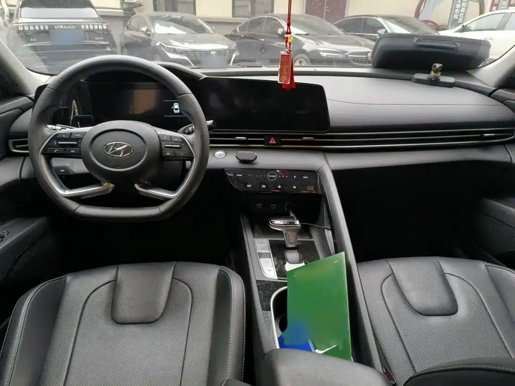 Hyundai Elantra — фото 13