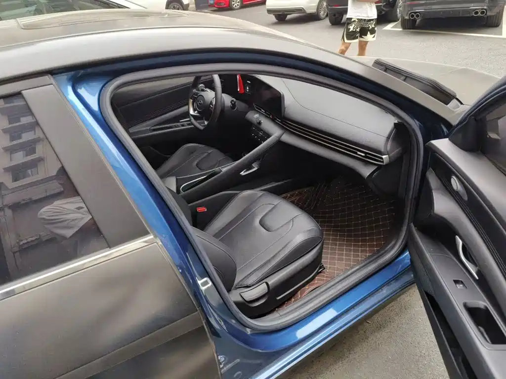 Hyundai Elantra — фото 20