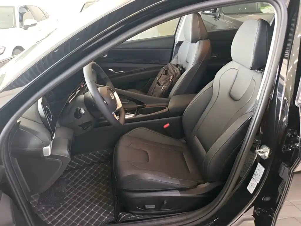 Hyundai Elantra — фото 15
