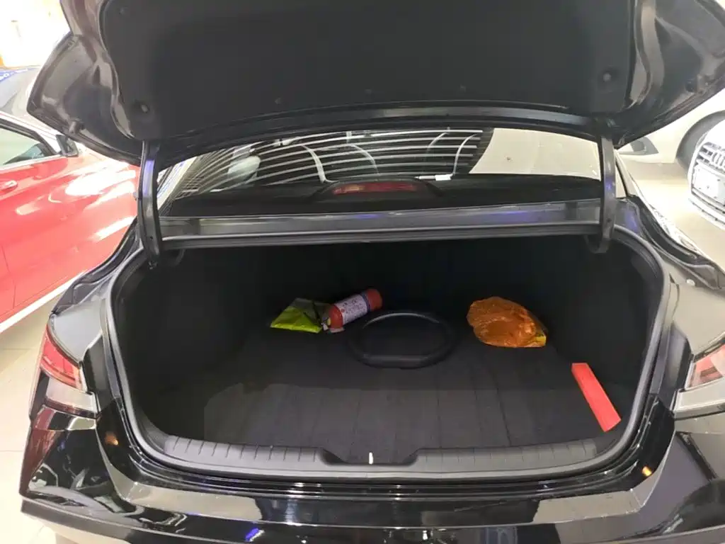 Hyundai Elantra — фото 19