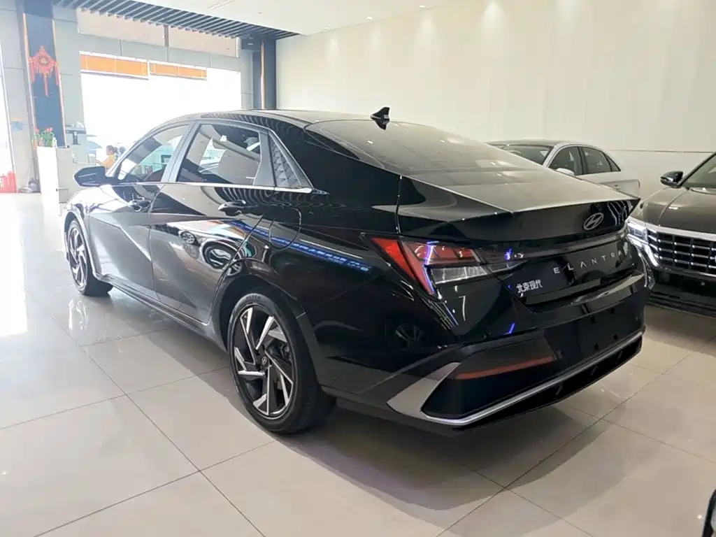 Hyundai Elantra — фото 5